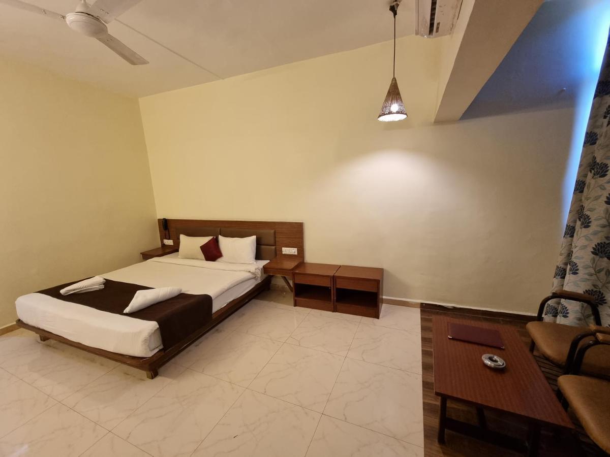 Hotel Lions Den Лонавала Экстерьер фото