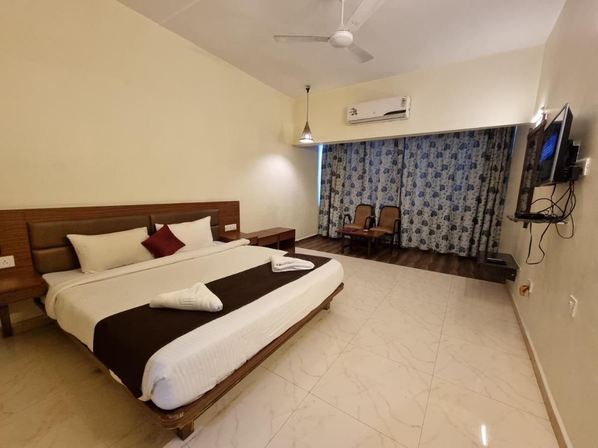 Hotel Lions Den Лонавала Экстерьер фото