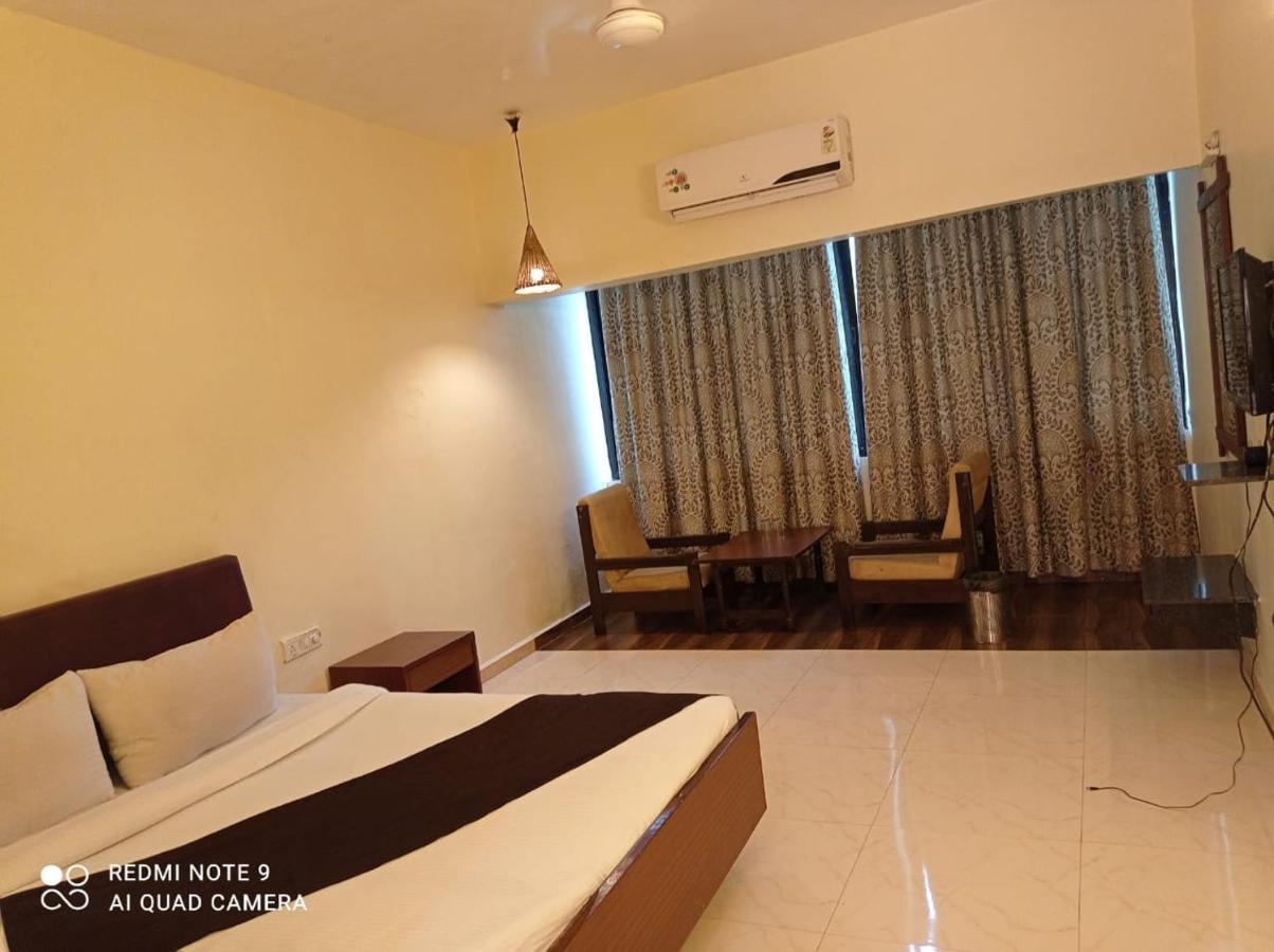 Hotel Lions Den Лонавала Экстерьер фото