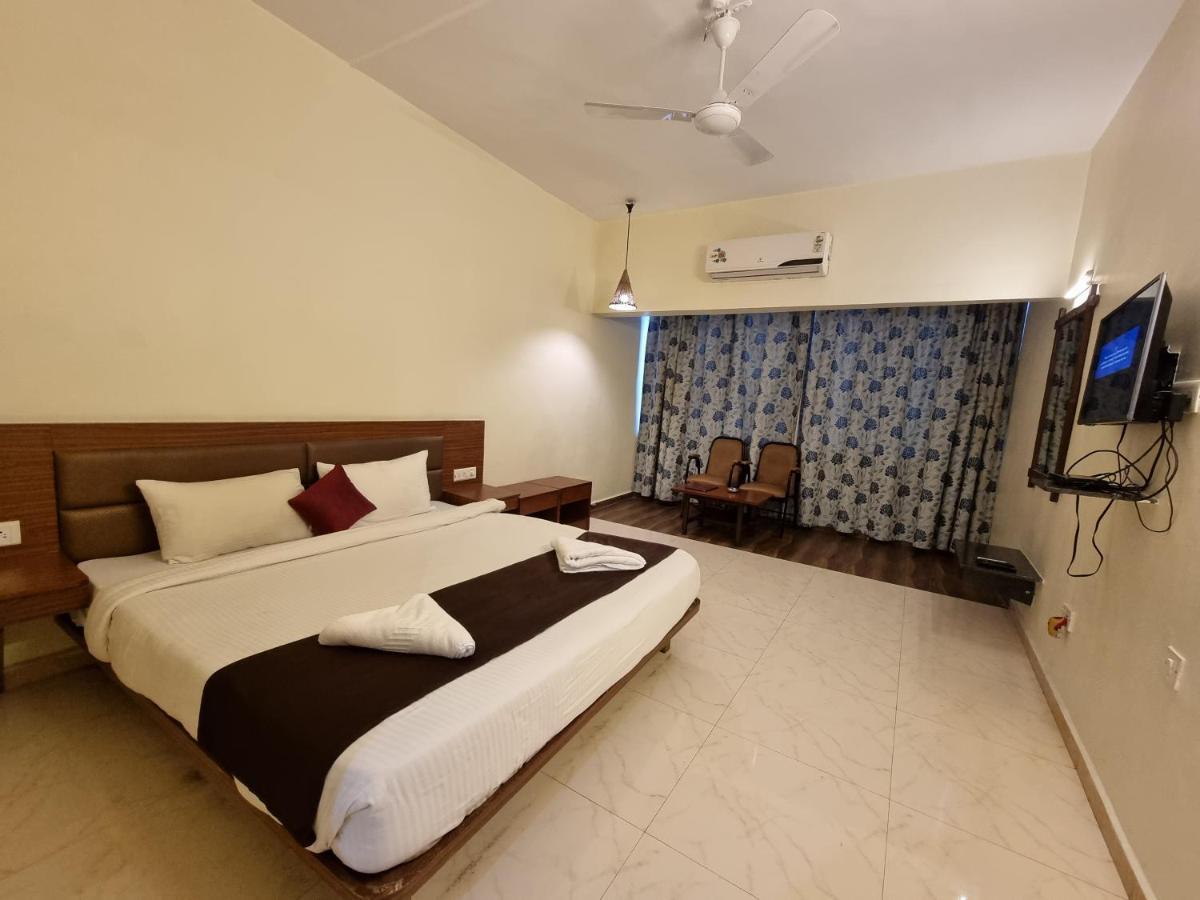 Hotel Lions Den Лонавала Экстерьер фото
