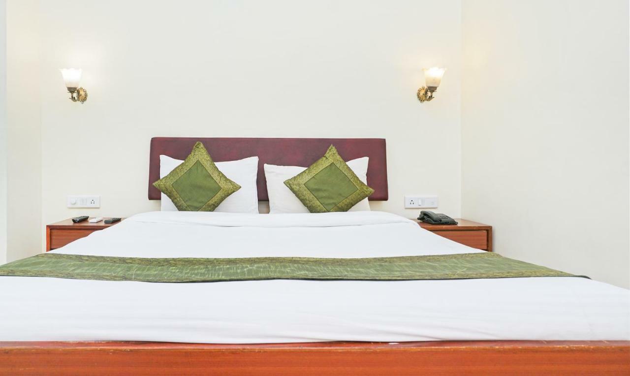 Hotel Lions Den Лонавала Экстерьер фото