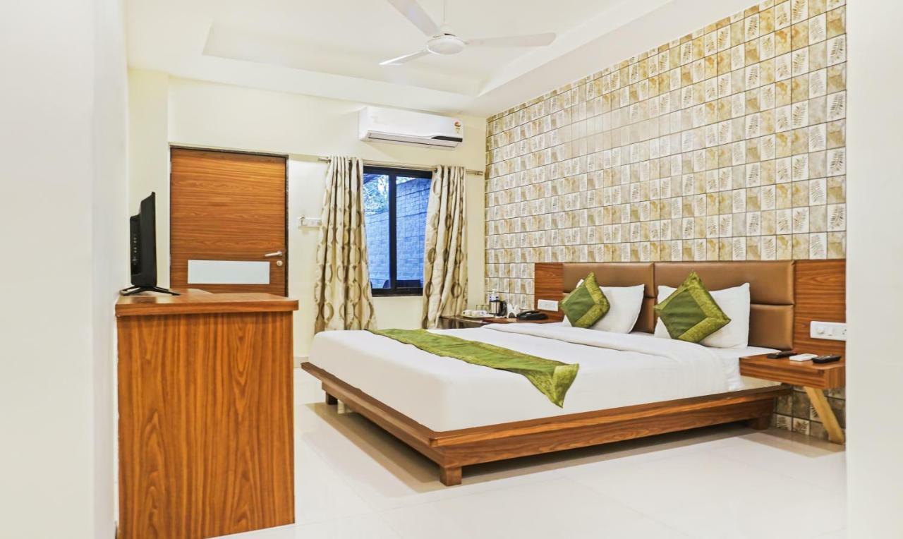 Hotel Lions Den Лонавала Экстерьер фото